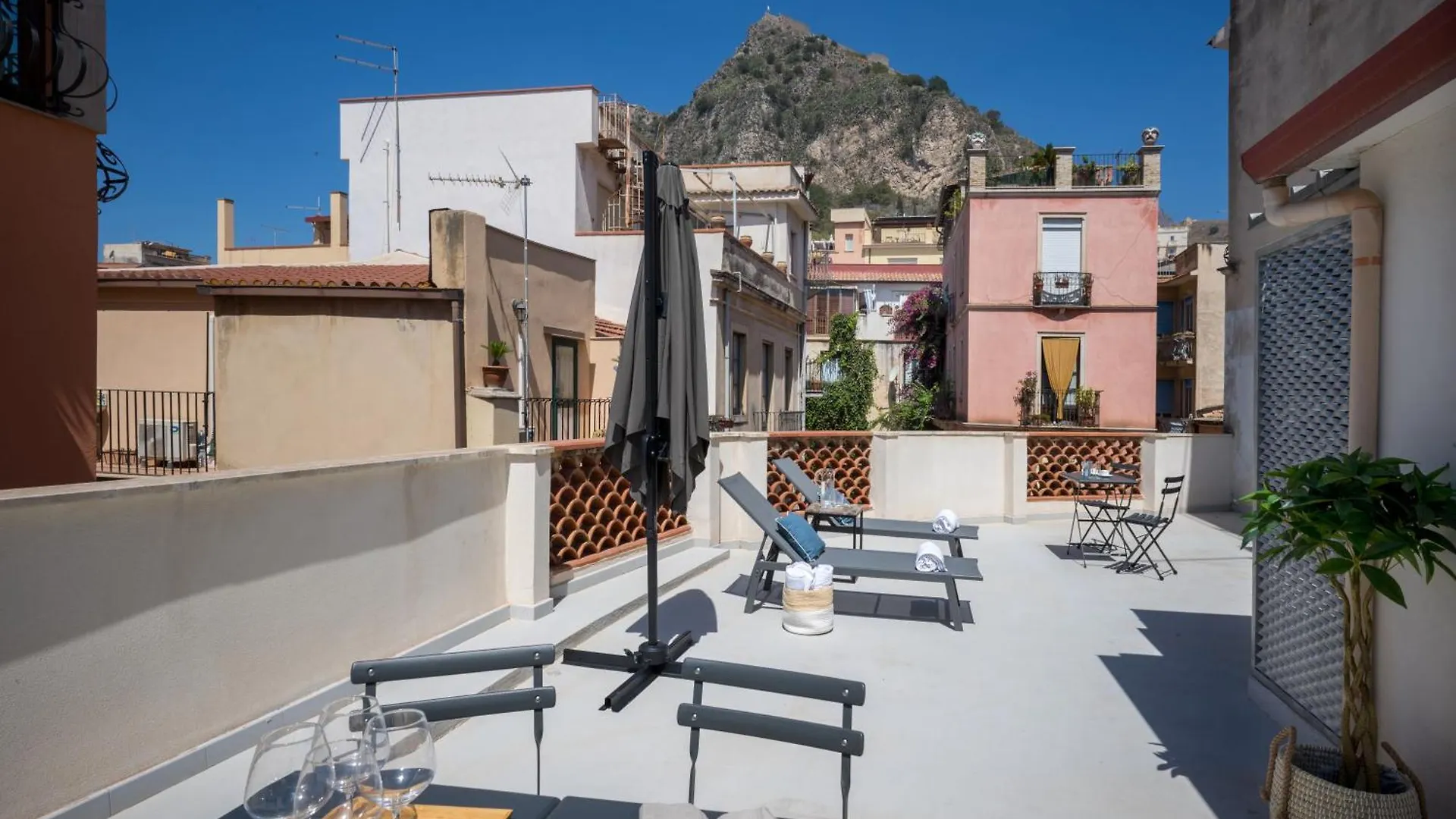 Maia Flora Taormina Apartments
