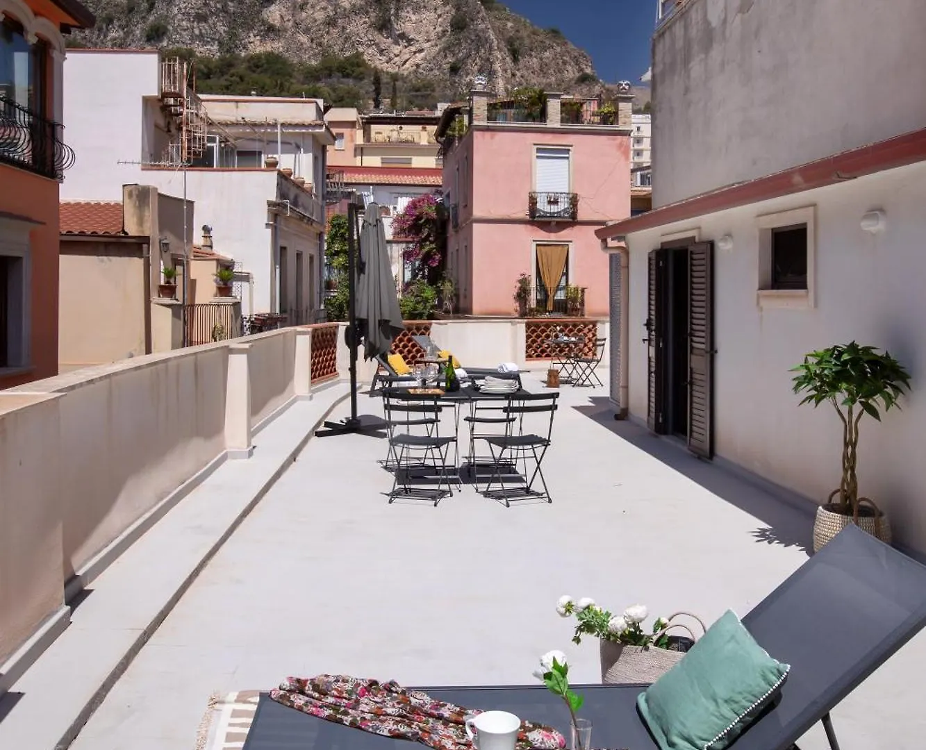 Maia Flora Taormina Apartments