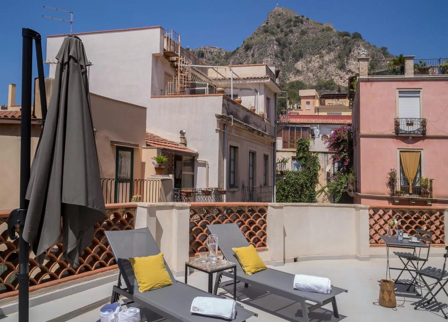 Maia Flora Taormina Apartments