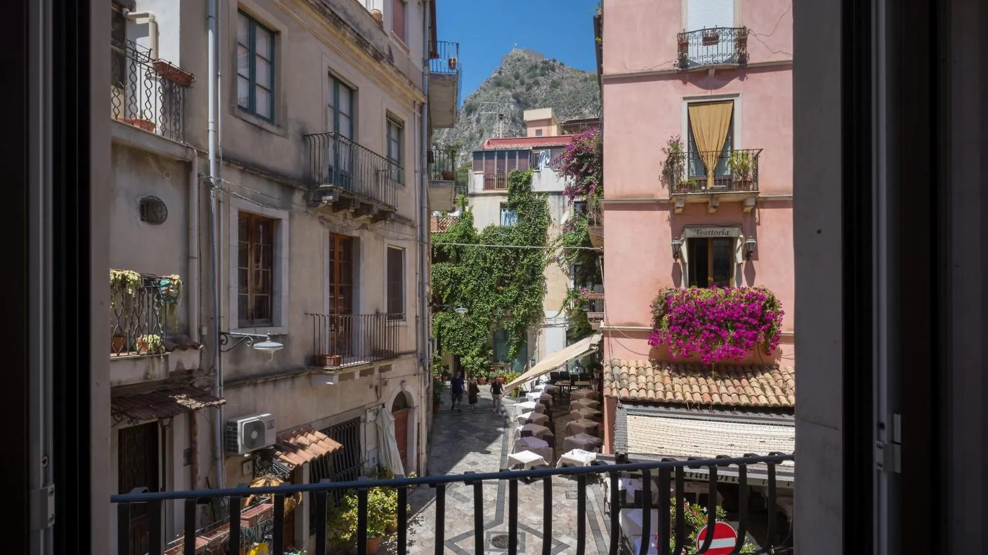 Maia Flora Taormina Apartments