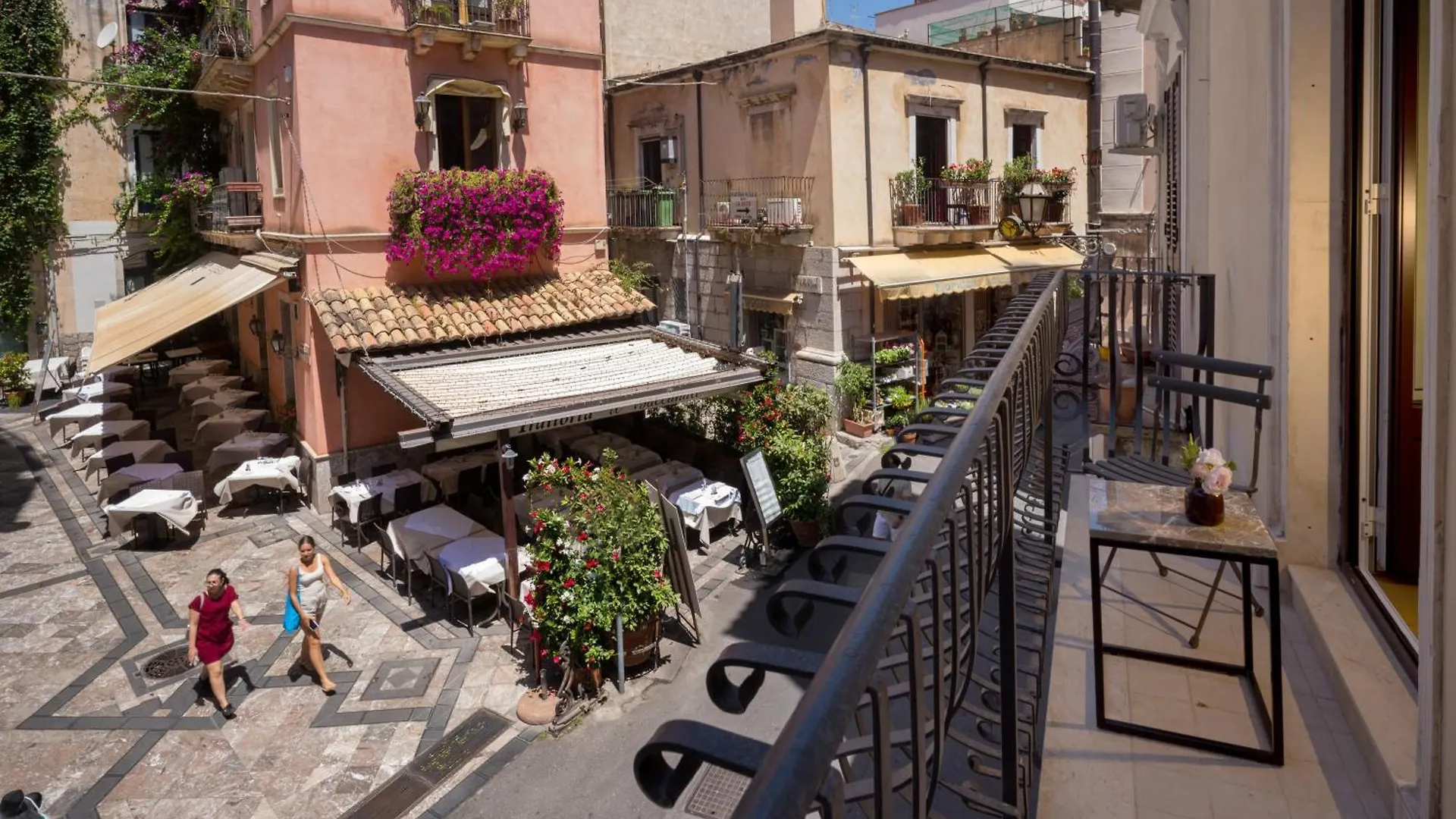 Maia Flora Taormina Apartments