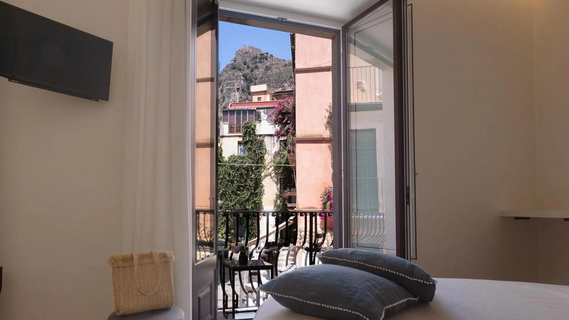 Maia Flora Taormina Apartments